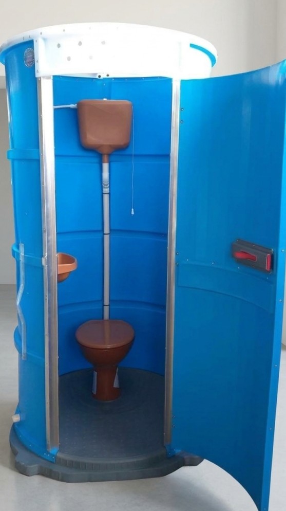 Banheiro convencional DSM — Cabine aberta e equipamentos