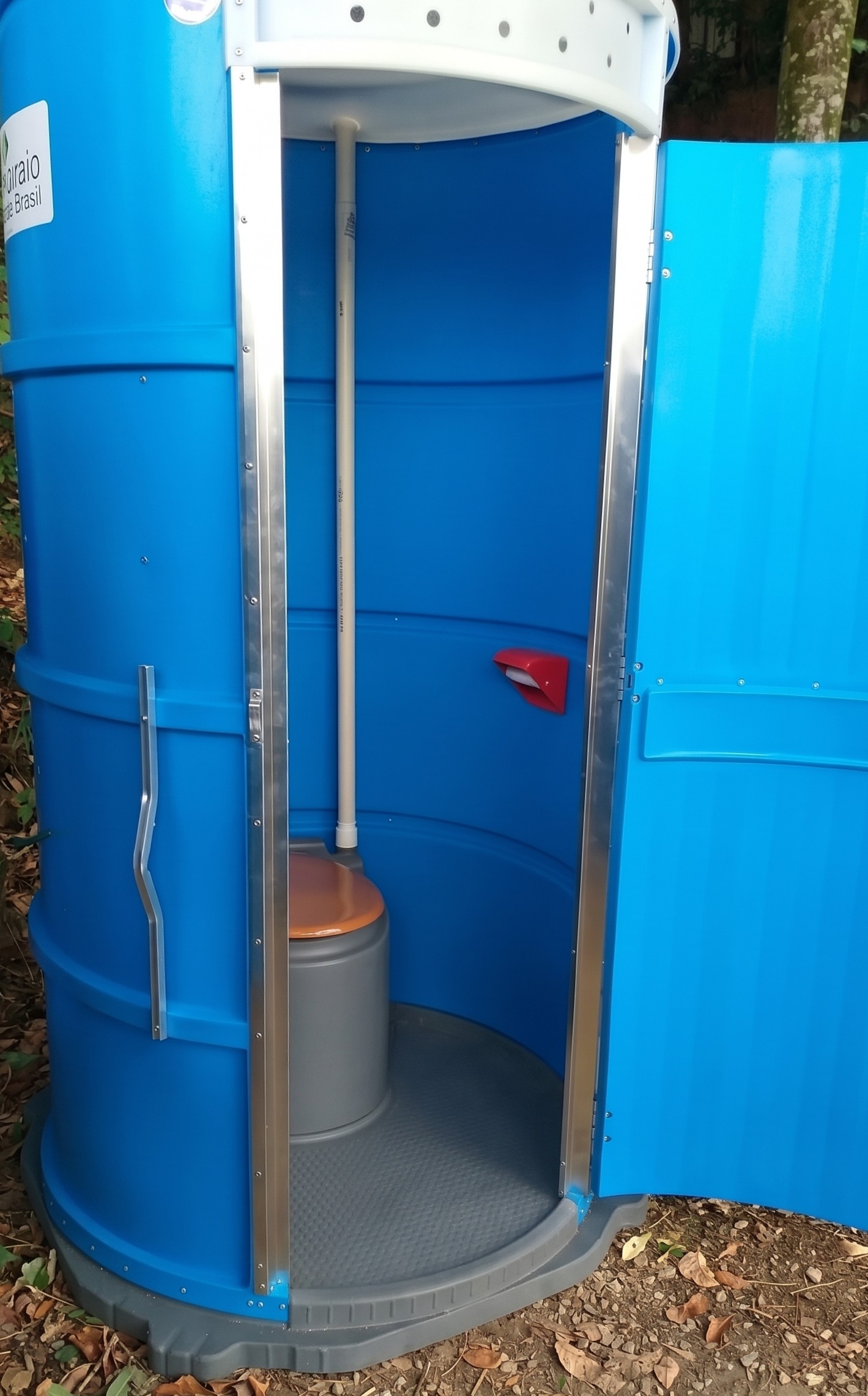 Banheiro fossa seca DSM — Cabine aberta e interior