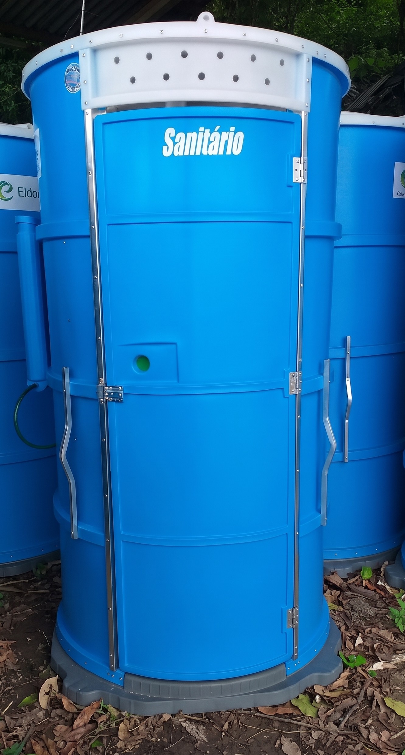 Banheiro fossa seca DSM — Vista frontal da cabine