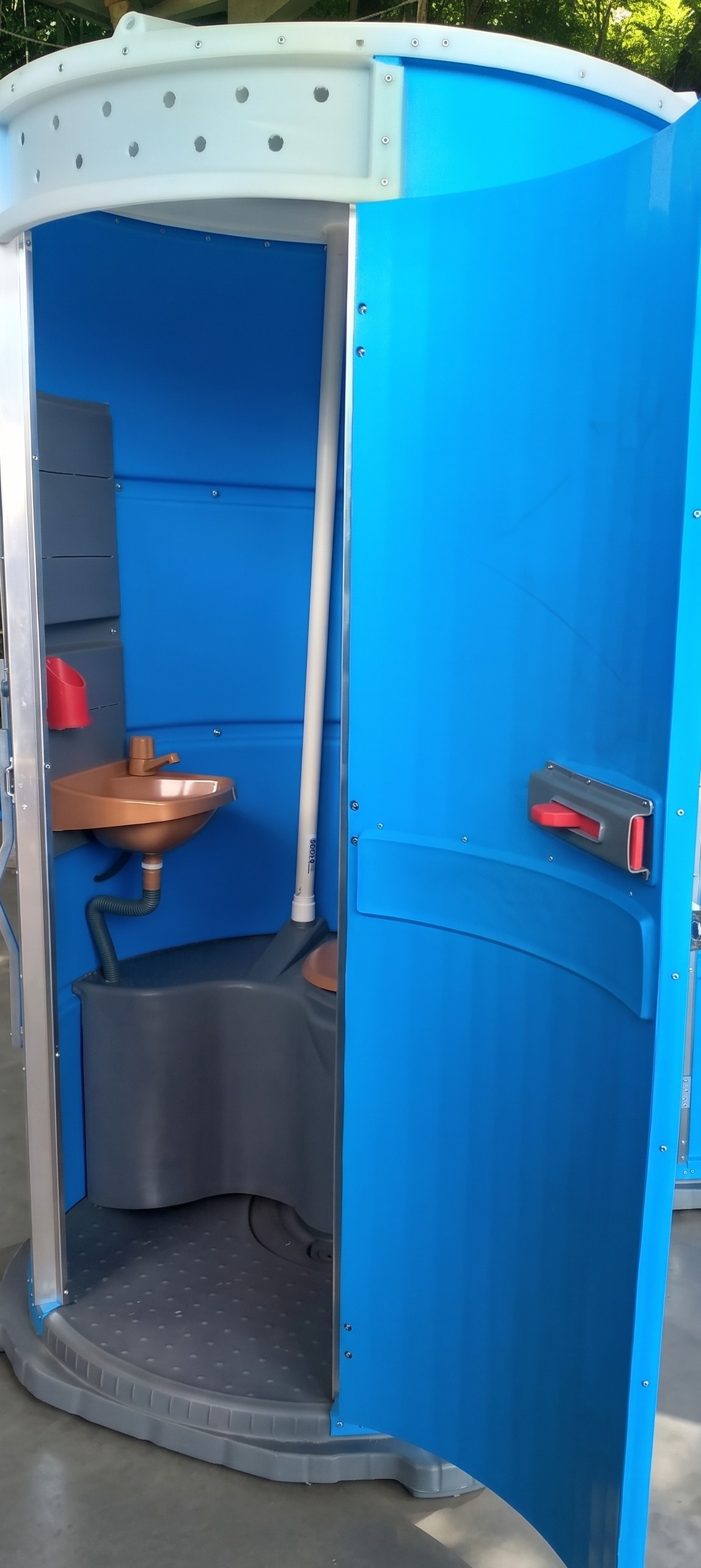 Banheiro químico DSM — Cabine aberta, lavatório e interior