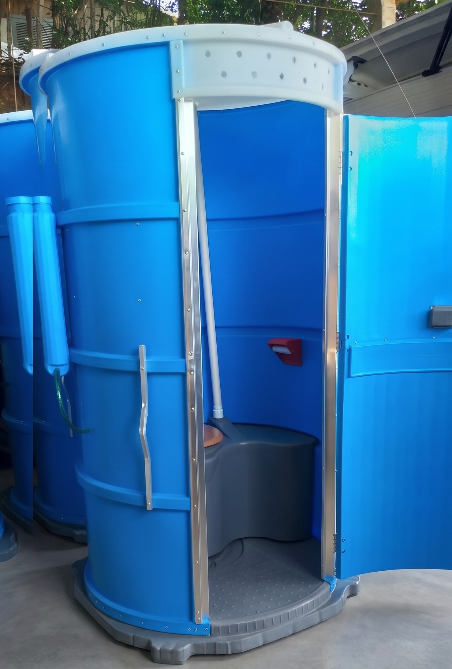 Banheiro químico DSM — Vista externa com a porta aberta
